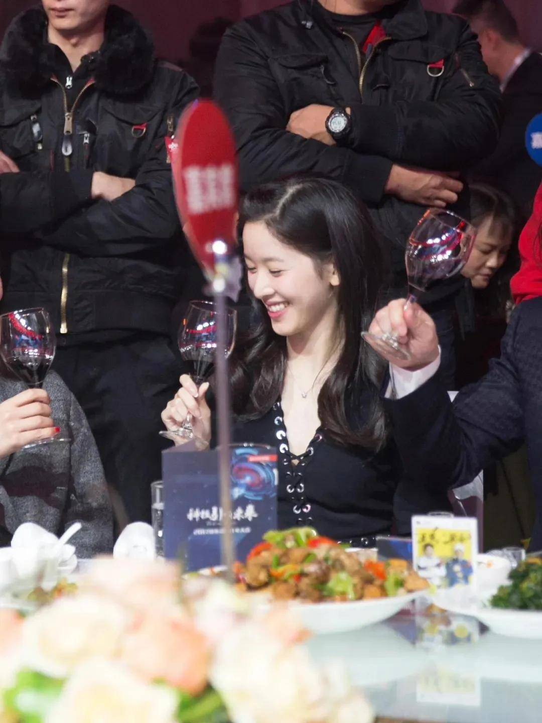 章泽天跟刘强东现身高端聚会,即使没化妆气质也不寡淡,一副老板娘的架势!-3 章泽天跟刘强东现身高端聚会,即使没化妆气质也不寡淡,一副老板娘的架势!