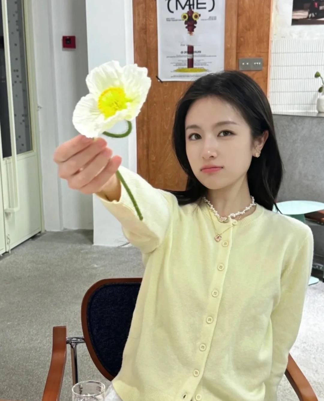 一张初恋脸的她，着装风格更是会拿捏浅淡色系，整个人都甜美可人！-5