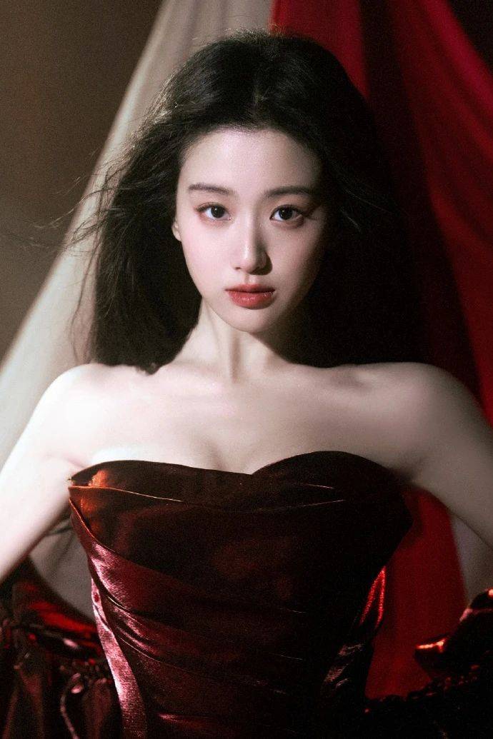 包上恩：红色抹胸裙纯欲天花板，肤白貌美大长腿，这身材我直接看呆！