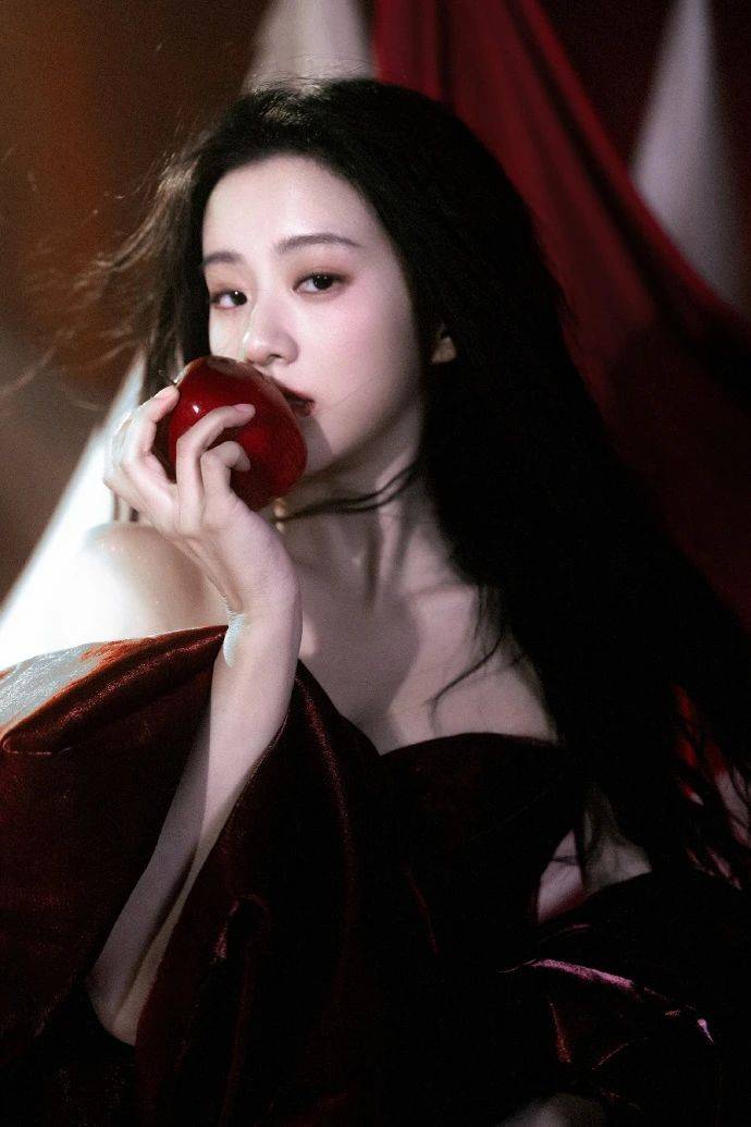 包上恩：红色抹胸裙纯欲天花板，肤白貌美大长腿，这身材我直接看呆！