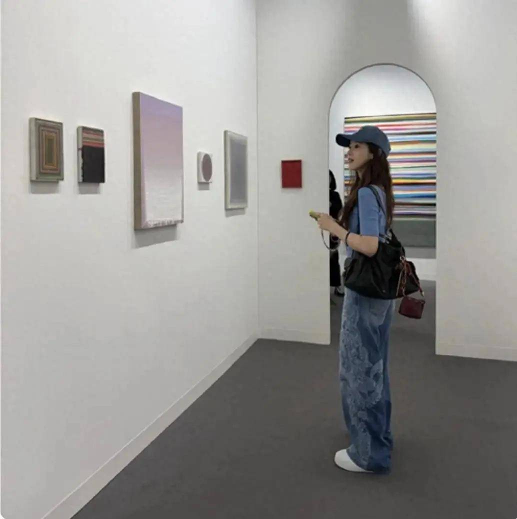 章泽天跟刘强东现身高端聚会,即使没化妆气质也不寡淡,一副老板娘的架势!-6 章泽天跟刘强东现身高端聚会,即使没化妆气质也不寡淡,一副老板娘的架势!