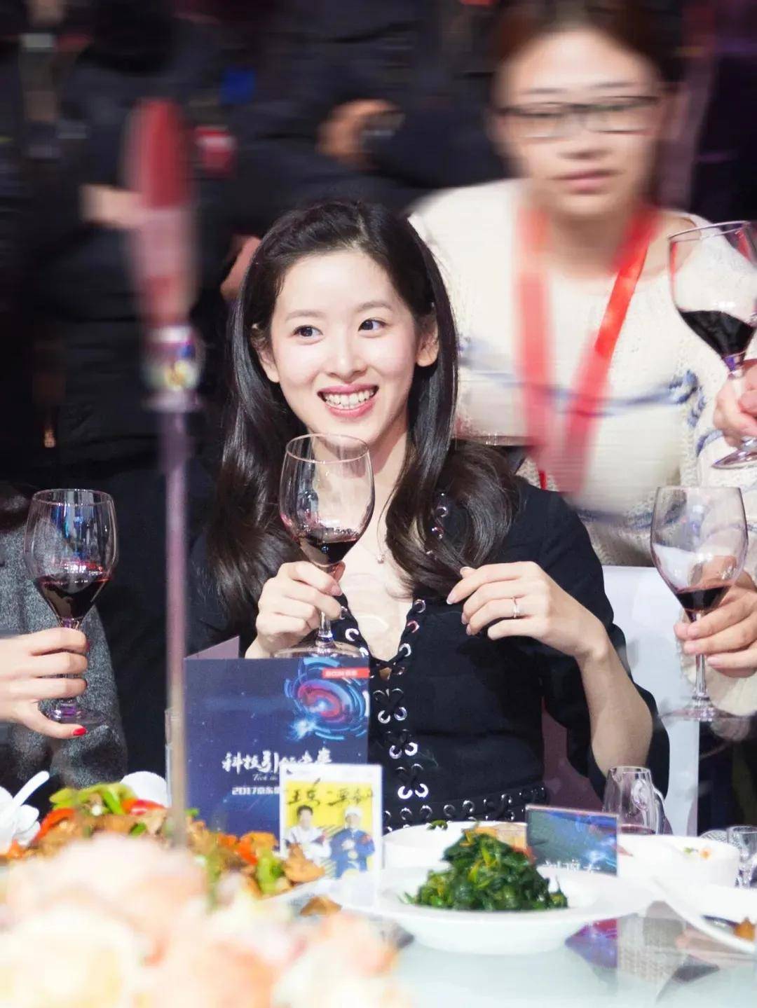 章泽天跟刘强东现身高端聚会,即使没化妆气质也不寡淡,一副老板娘的架势!-1 章泽天跟刘强东现身高端聚会,即使没化妆气质也不寡淡,一副老板娘的架势!