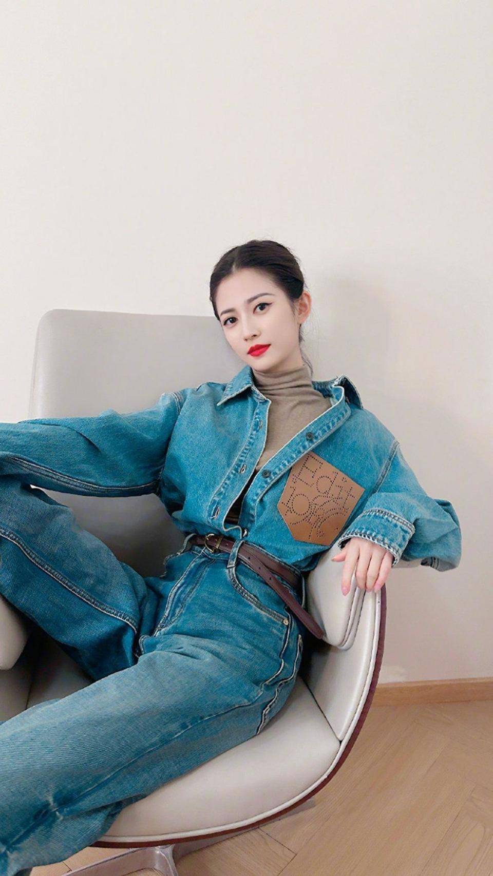 陈钰琪长腿吸睛！牛仔套装酷帅出圈，利落剪裁诠释休闲酷感风-2