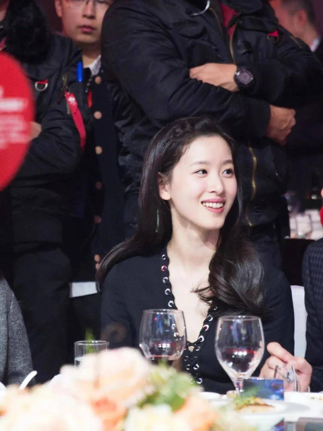 章泽天跟刘强东现身高端聚会,即使没化妆气质也不寡淡,一副老板娘的架势!-2 章泽天跟刘强东现身高端聚会,即使没化妆气质也不寡淡,一副老板娘的架势!