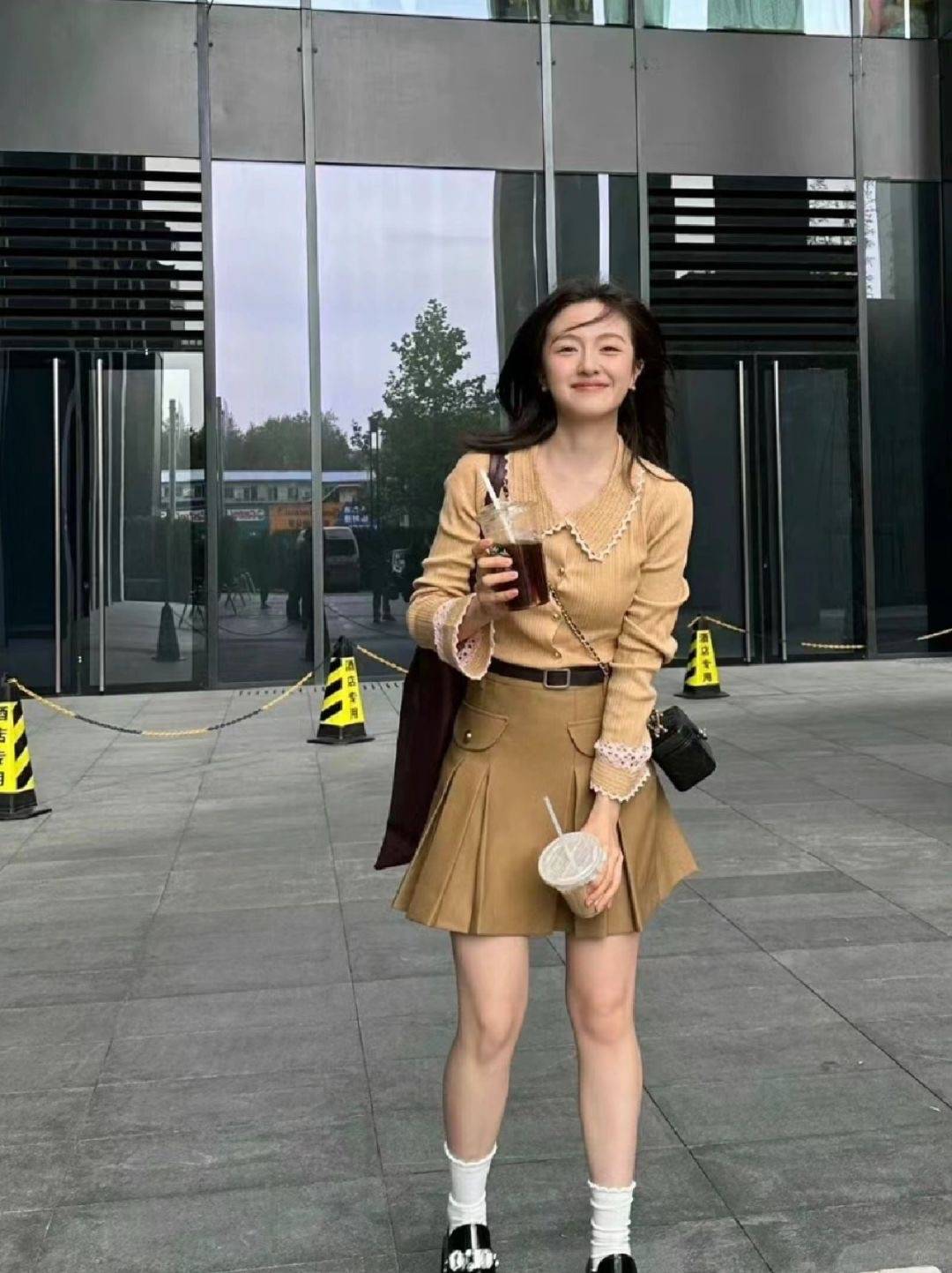 一张初恋脸的她，着装风格更是会拿捏浅淡色系，整个人都甜美可人！-12