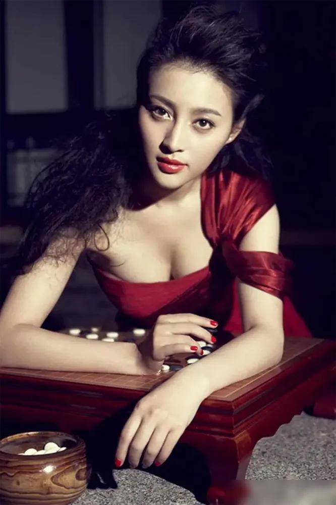 “潘金莲”甘婷婷写真露出事业线！既风情万种又性感火辣