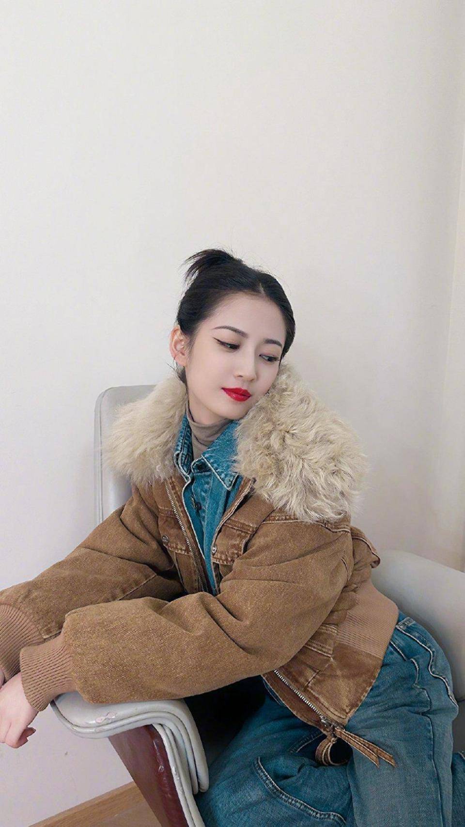陈钰琪长腿吸睛！牛仔套装酷帅出圈，利落剪裁诠释休闲酷感风-5