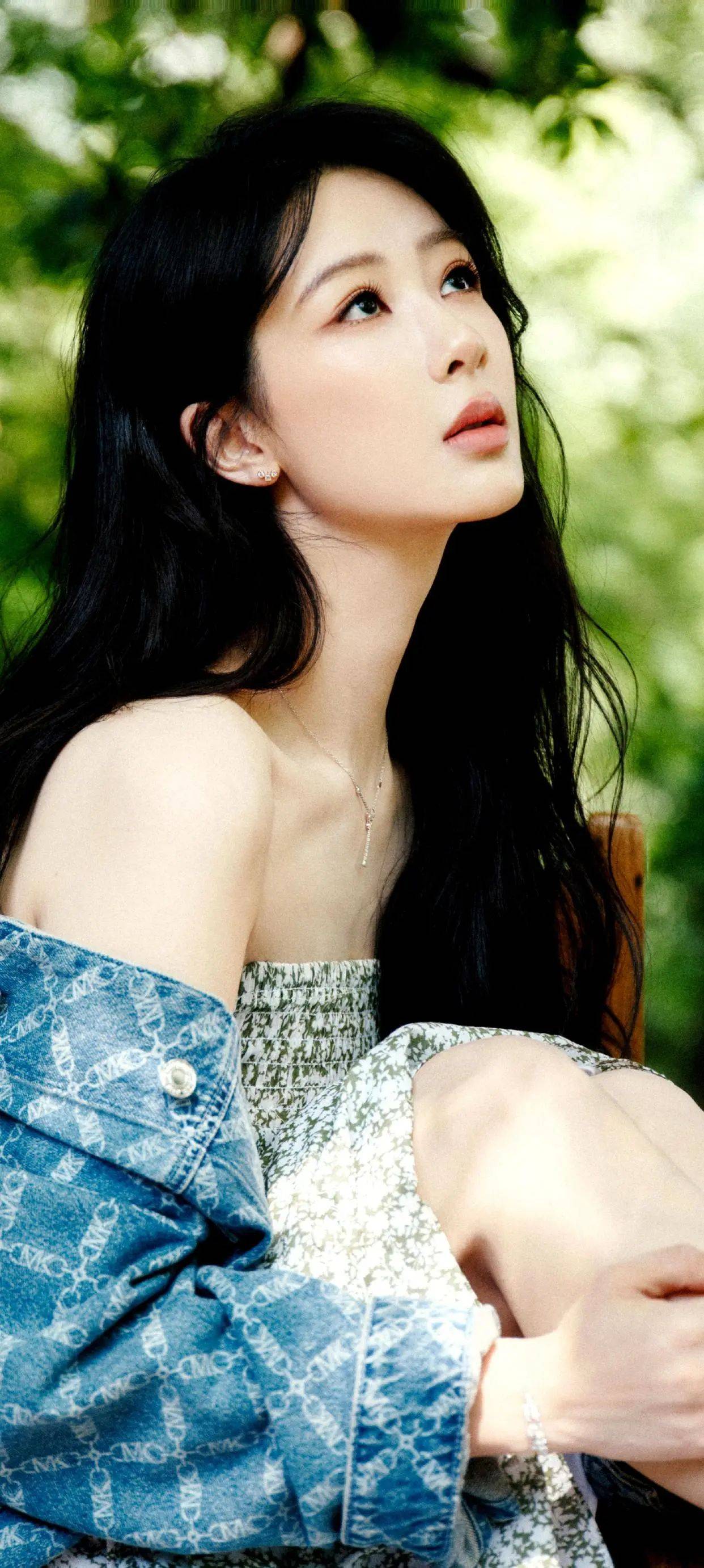 杨紫碎花裙邂逅阳光的样子太绝了,温柔氛围感美疯了!-3 杨紫碎花裙邂逅阳光的样子太绝了,温柔氛围感美疯了!