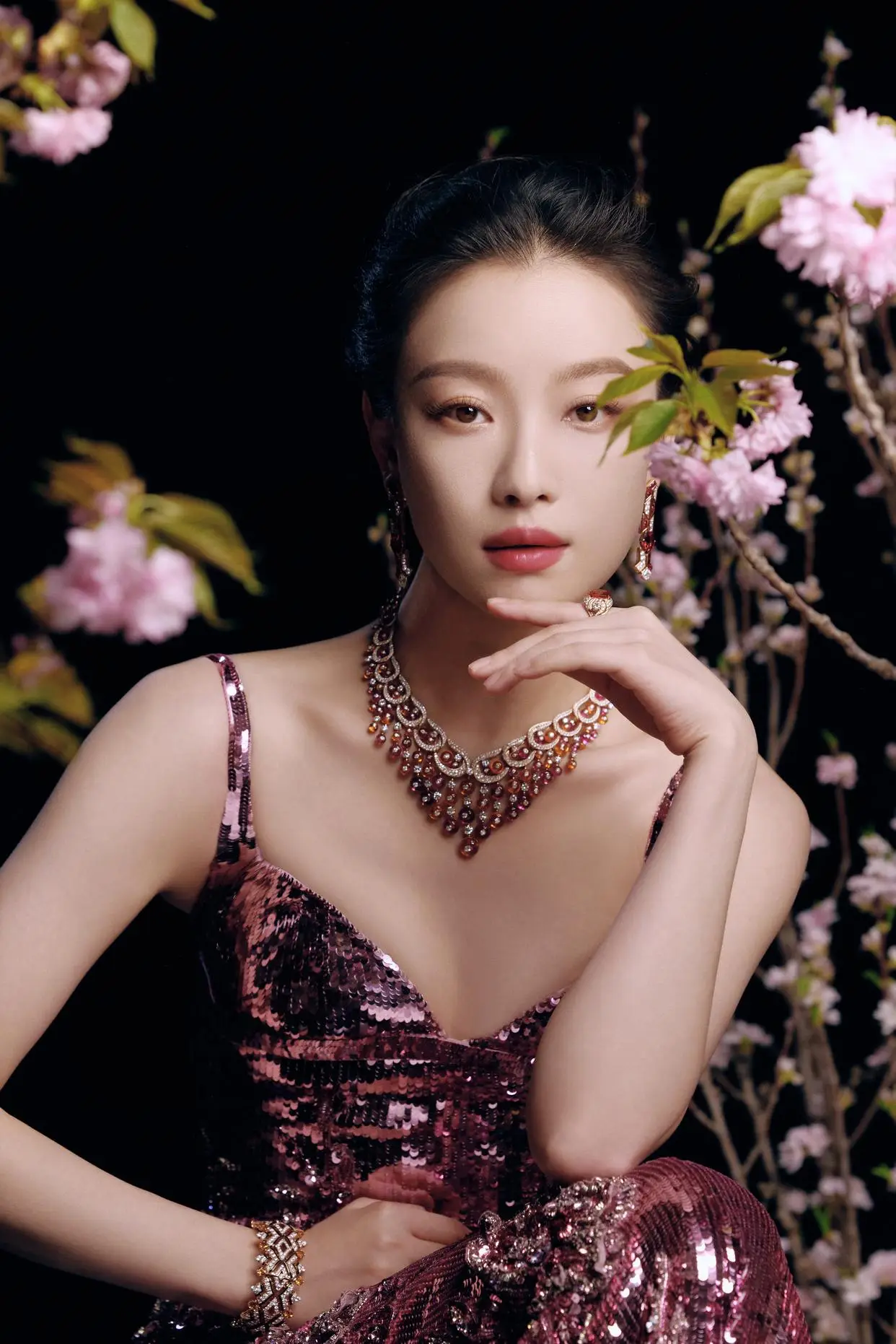 倪妮美疯全网!教科书级穿搭解析:普通人如何穿出”美人氛围感”