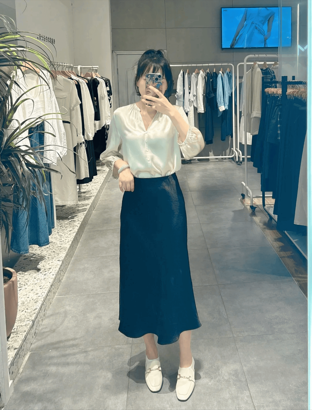2025夏天流行“衬衫+半身裙”，30-50岁女性穿起来优雅时尚一步到位-10