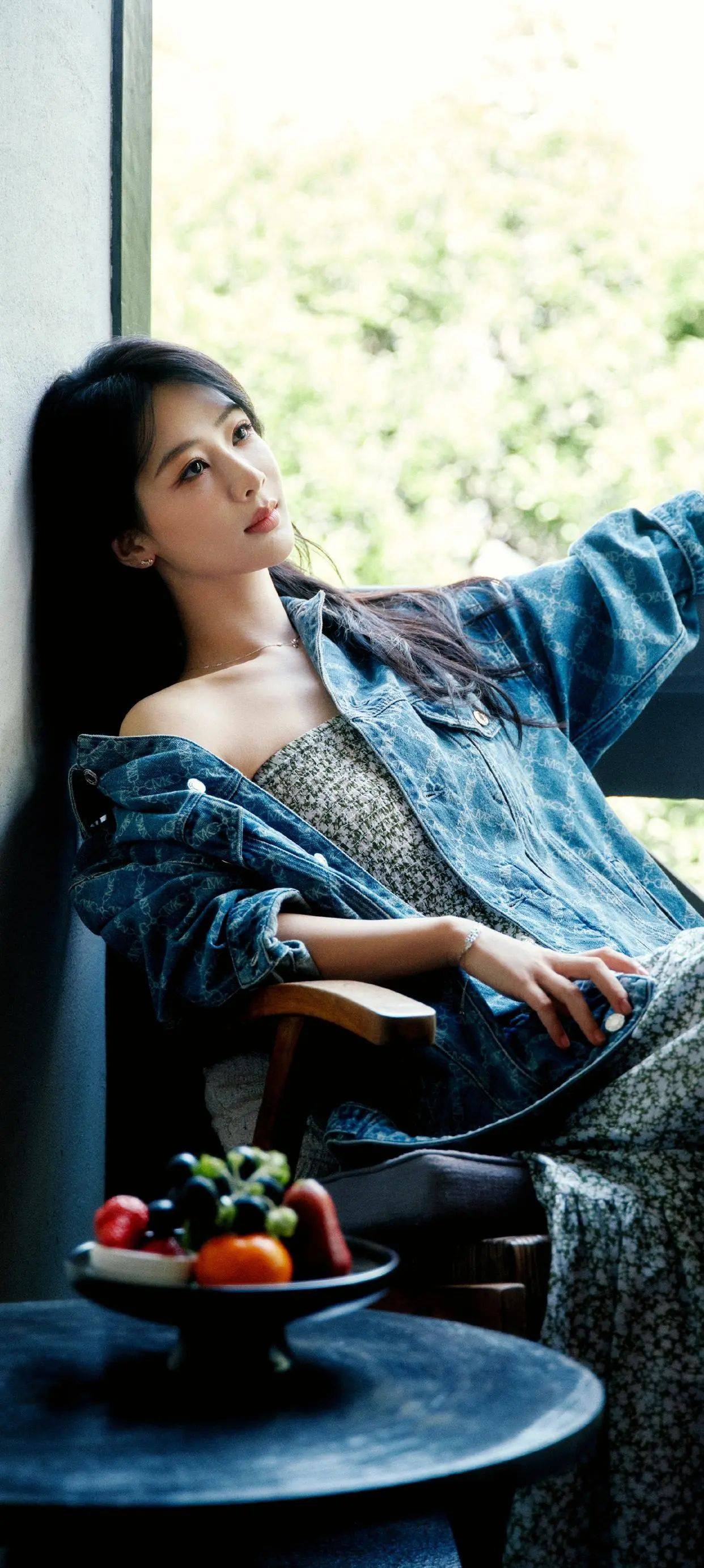 杨紫碎花裙邂逅阳光的样子太绝了,温柔氛围感美疯了!-4 杨紫碎花裙邂逅阳光的样子太绝了,温柔氛围感美疯了!