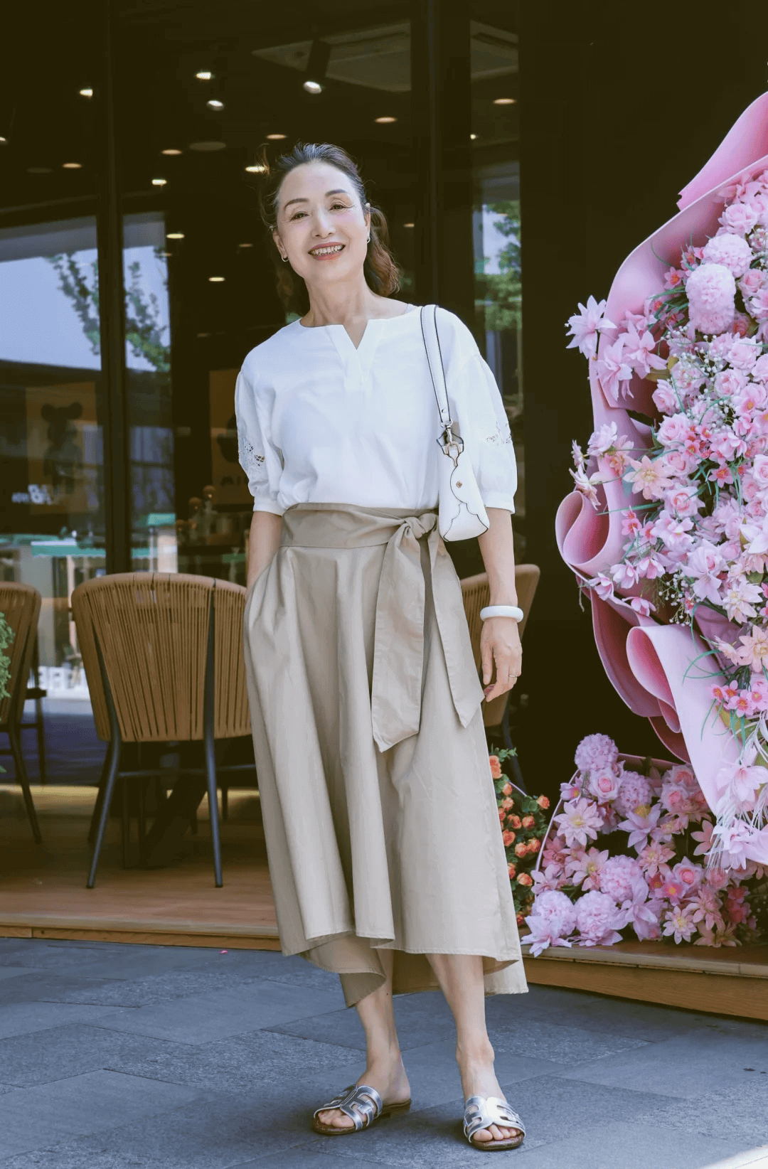 2025夏天流行“衬衫+半身裙”，30-50岁女性穿起来优雅时尚一步到位-2