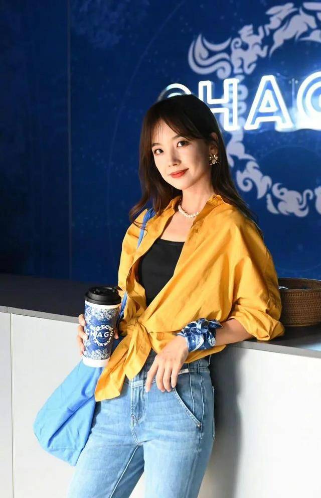 从邻家少女到时尚 ICON ！王冰冰牛仔配黄衫秀出修长线条-4