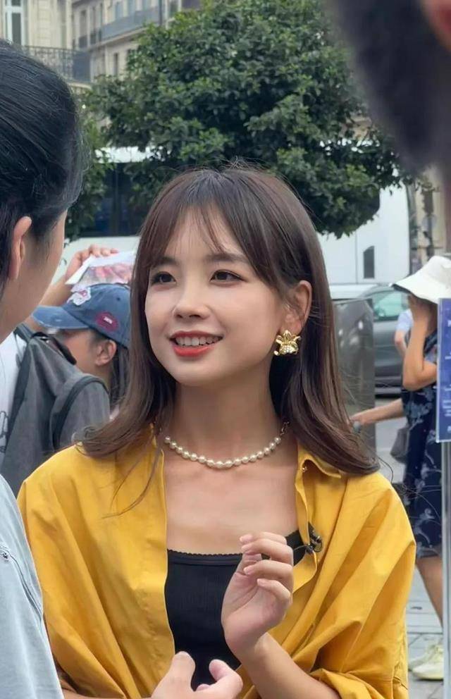 从邻家少女到时尚 ICON ！王冰冰牛仔配黄衫秀出修长线条-1
