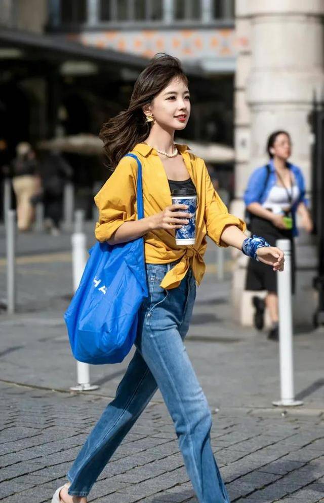 从邻家少女到时尚 ICON ！王冰冰牛仔配黄衫秀出修长线条-5