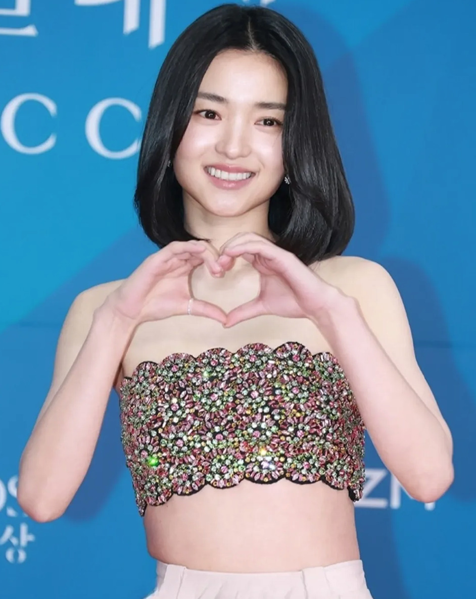 金泰梨二度封后、廉惠兰是最强绿叶、还有宋慧乔美貌成焦点,第 61 届百想艺术大赏造型-3 金泰梨二度封后、廉惠兰是最强绿叶、还有宋慧乔美貌成焦点,第 61 届百想艺术大赏造型
