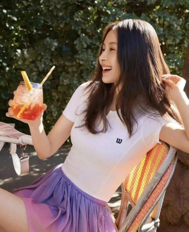 王子文美出圈了，穿短袖+百褶裙+运动鞋活力满满嫩如少女-1