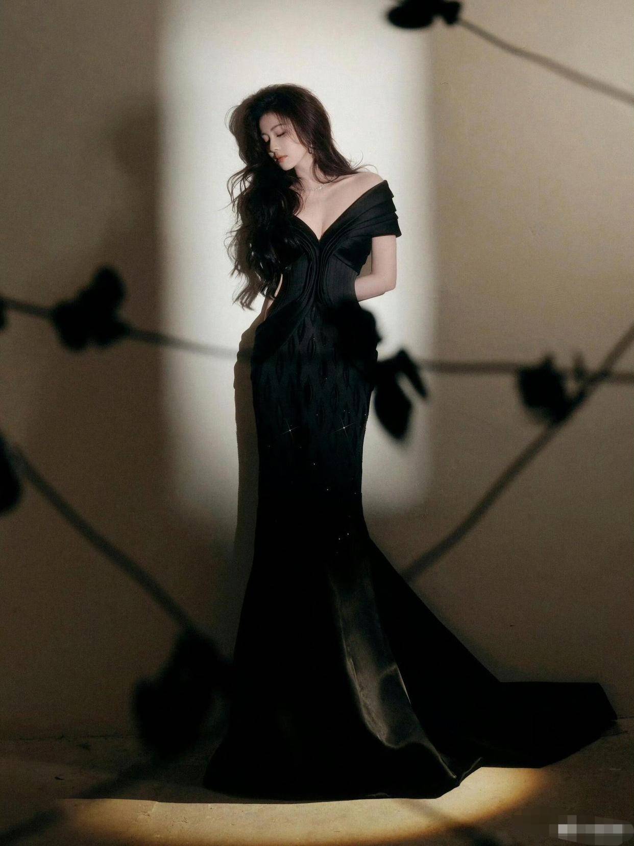 白鹿:暗夜流影,黑缎雕琢的曼妙身姿-6 白鹿:暗夜流影,黑缎雕琢的曼妙身姿