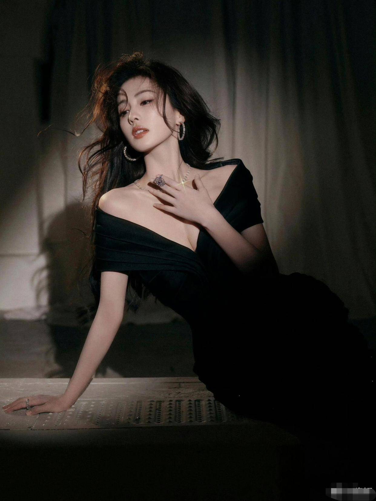 白鹿:暗夜流影,黑缎雕琢的曼妙身姿-4 白鹿:暗夜流影,黑缎雕琢的曼妙身姿