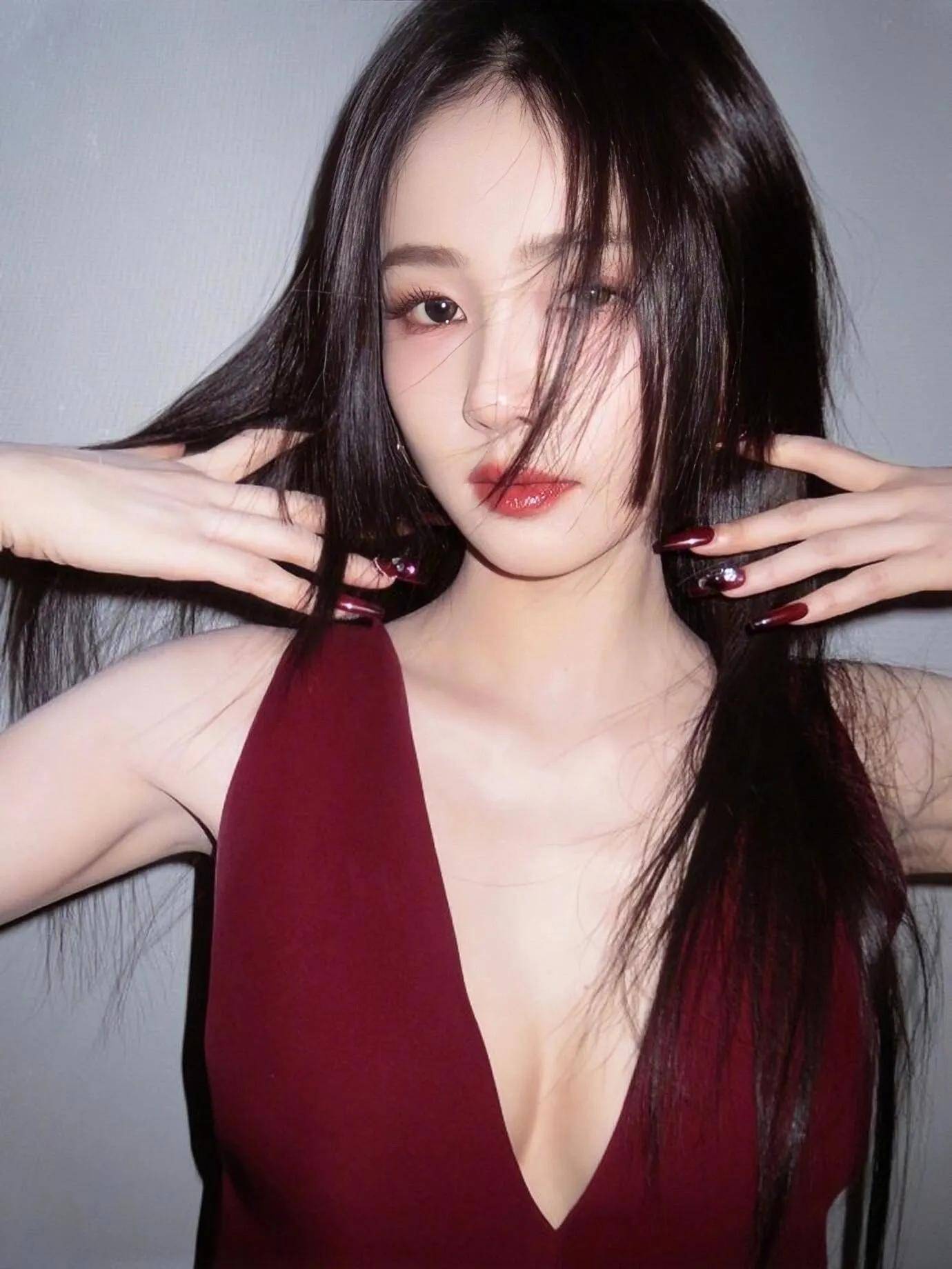 白鹿晒最新性感写真，甜妹性感起来真的没其他姑娘什么事了-2