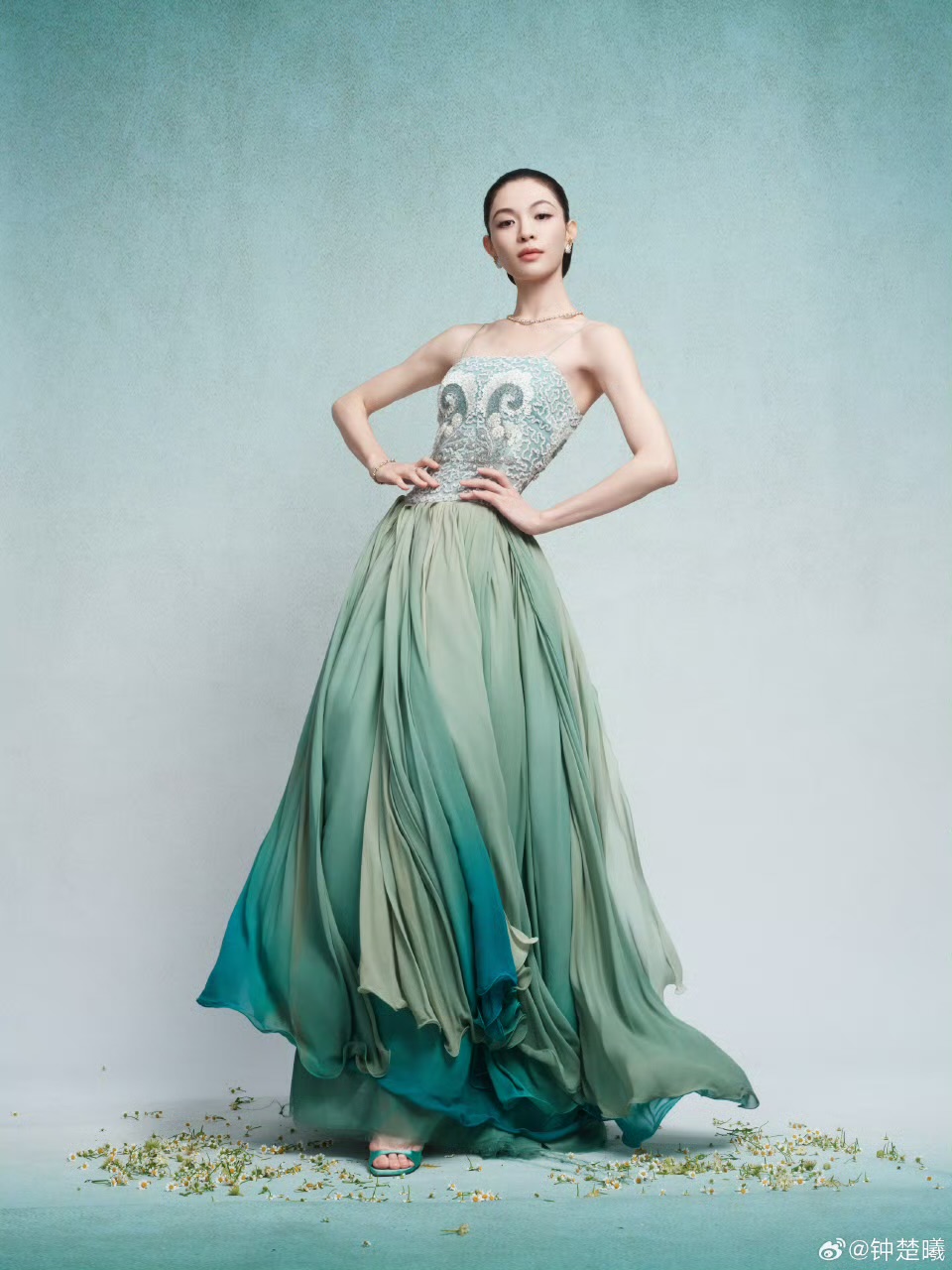 钟楚曦绿绿的长裙很养眼👗