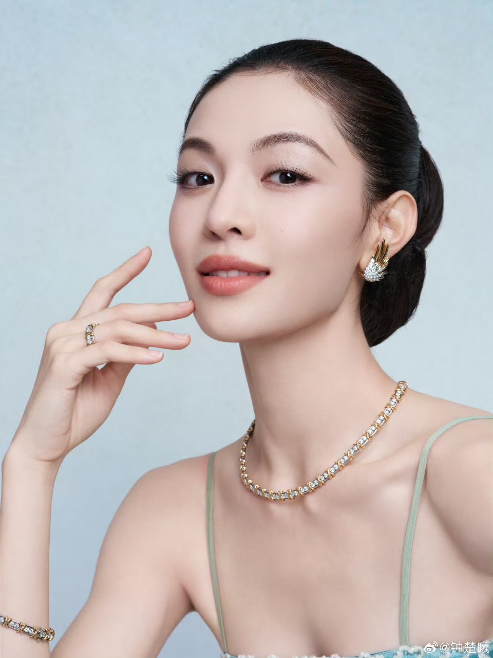 钟楚曦绿绿的长裙很养眼👗