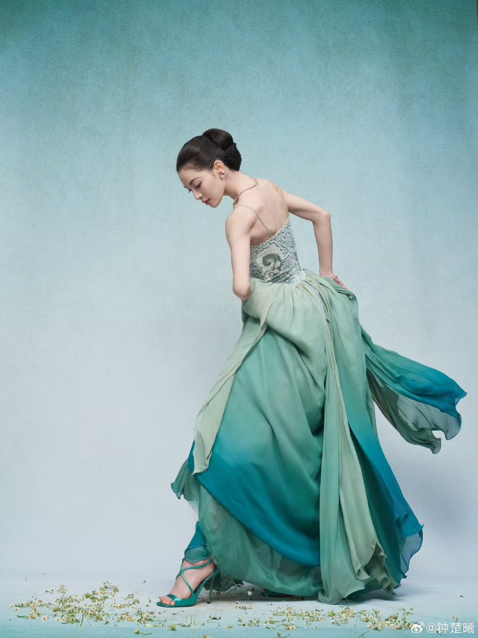 钟楚曦绿绿的长裙很养眼👗