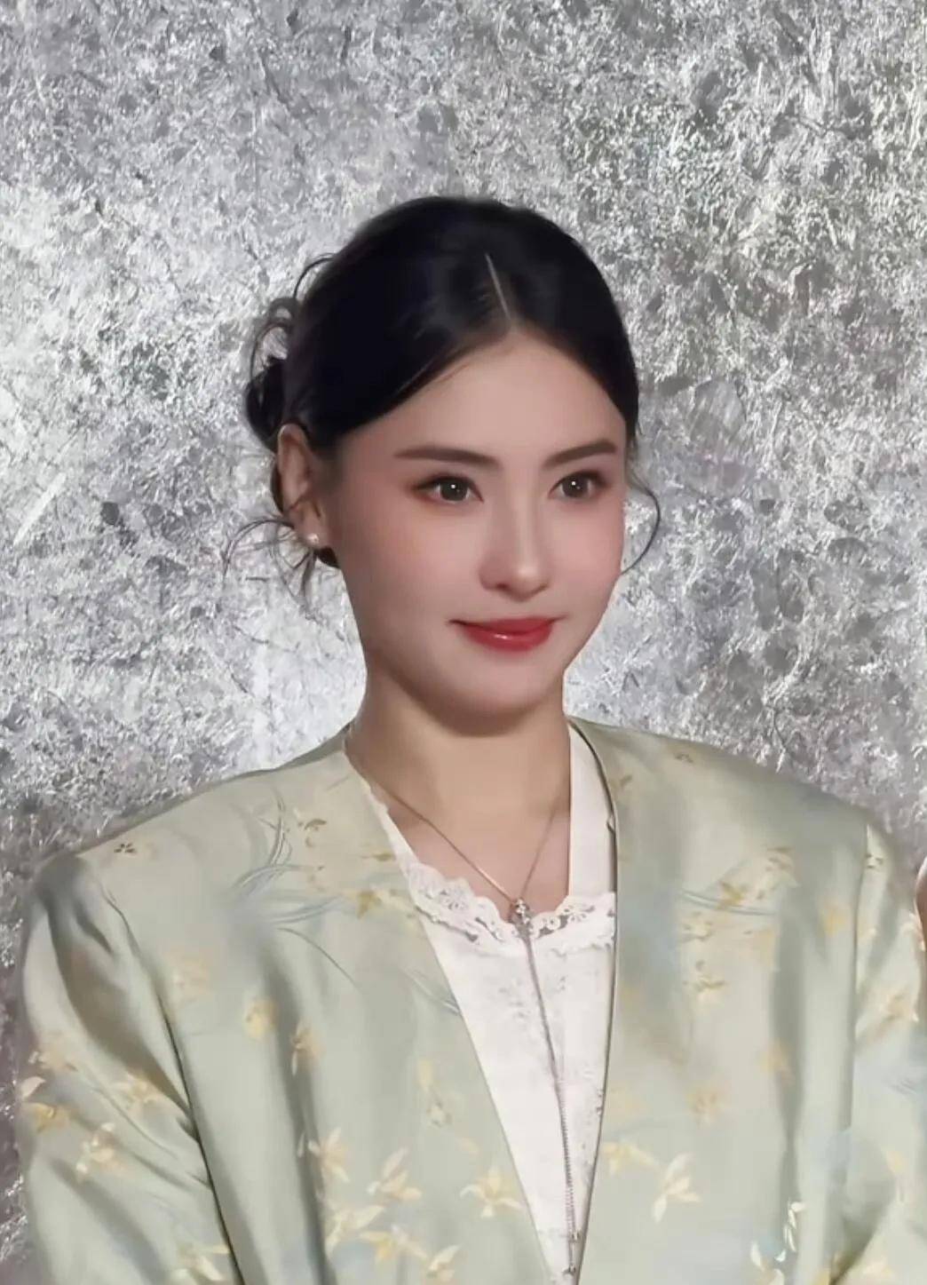 钟楚曦成“荔枝女孩”、陈都灵变“青绿山水”，东方美学最后赢麻了-16