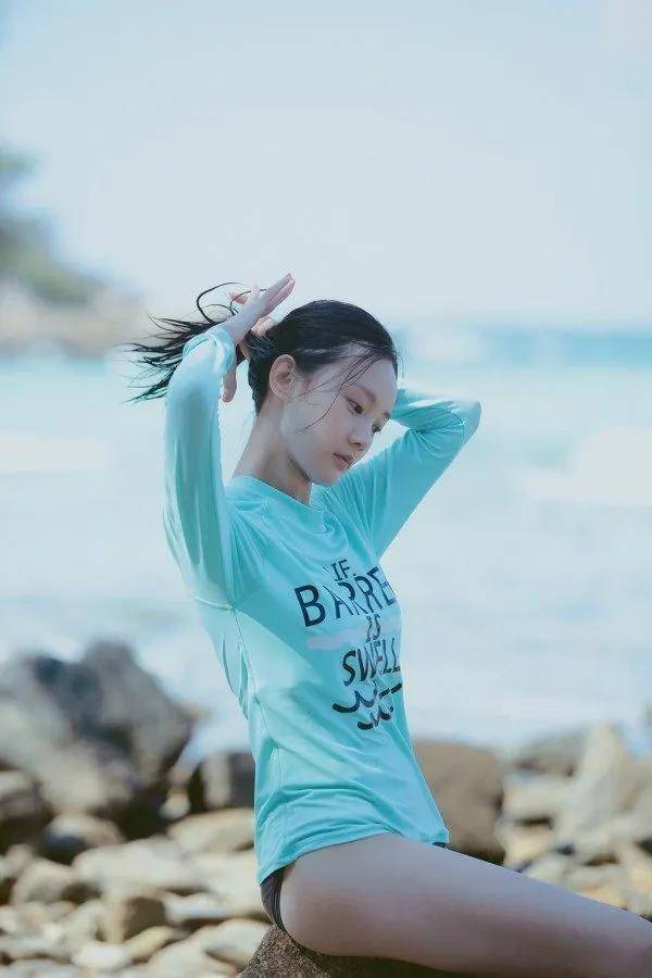 李一桐晒最新夏季写真，可爱泳装和性感御姐你喜欢哪款-6