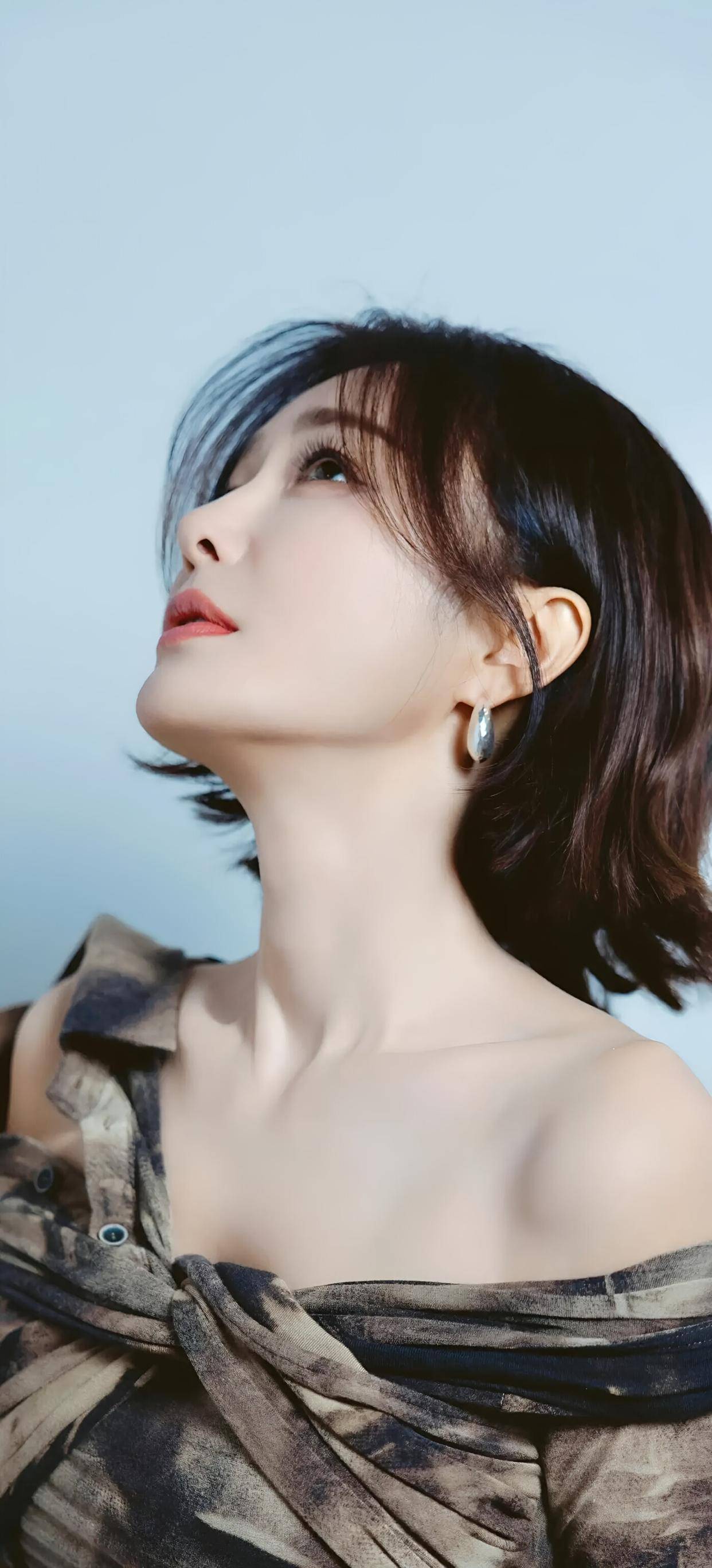 秦岚迷彩裙大秀美肩，独特剪裁酷飒风格美出了新高度-3