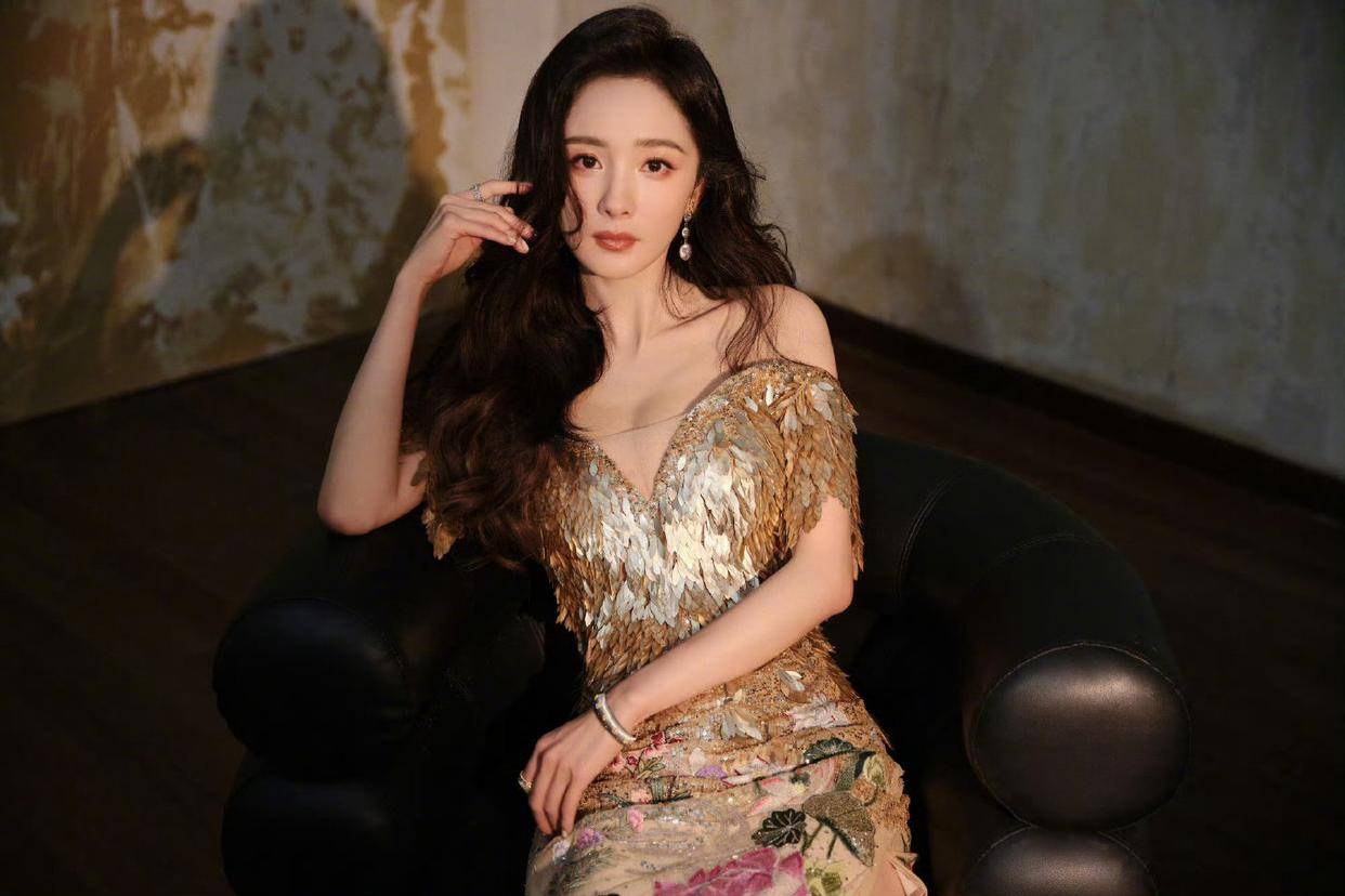 杨幂金色礼服造型吸睛，露肩设计展优雅，时尚风格再升级-6