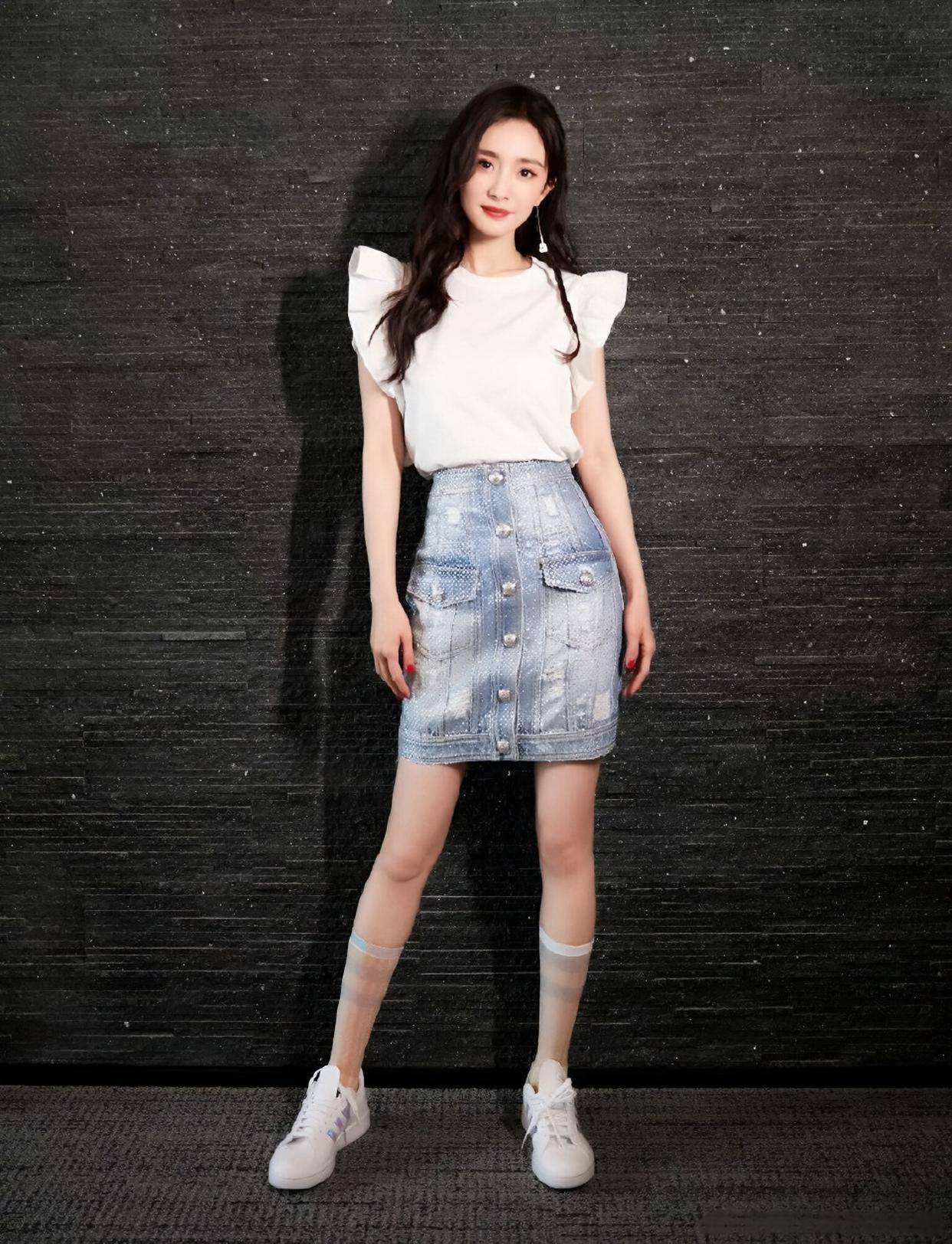 杨幂牛仔裙搭荷叶边上衣，38 岁甜度超标，状态碾压少女-4