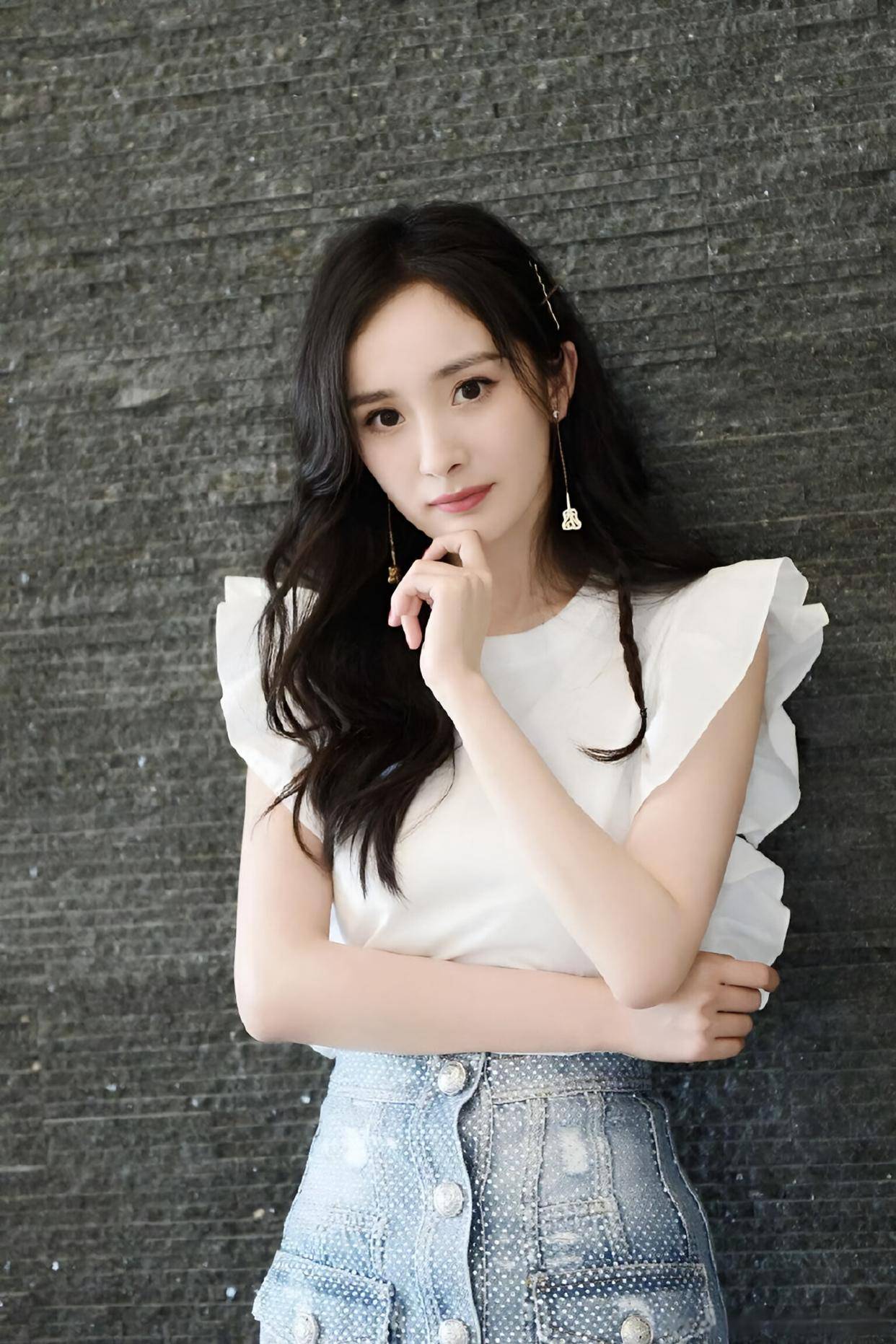 杨幂牛仔裙搭荷叶边上衣，38 岁甜度超标，状态碾压少女-3