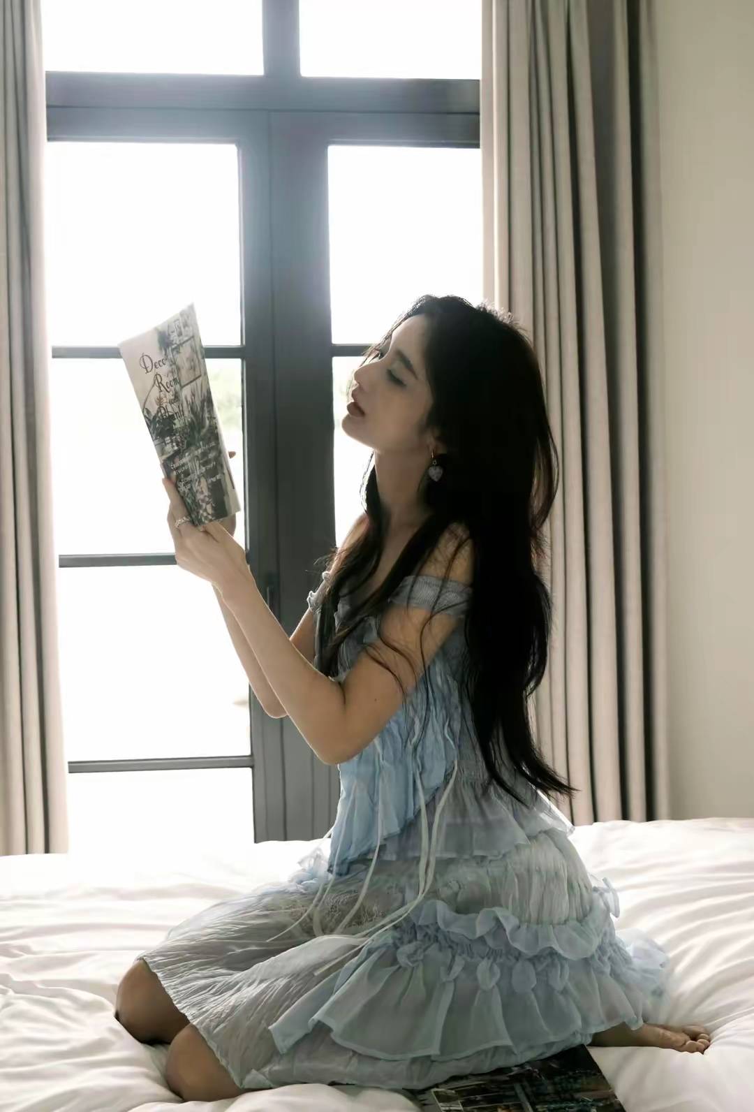 戚砚笛居家大片杀疯了!躺床翻书露长腿,松弛感绝了!-5 戚砚笛居家大片杀疯了!躺床翻书露长腿,松弛感绝了!