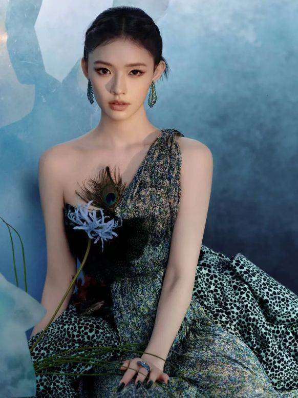 林允绿色单肩长裙新造型太美了，尽显野性优雅-2
