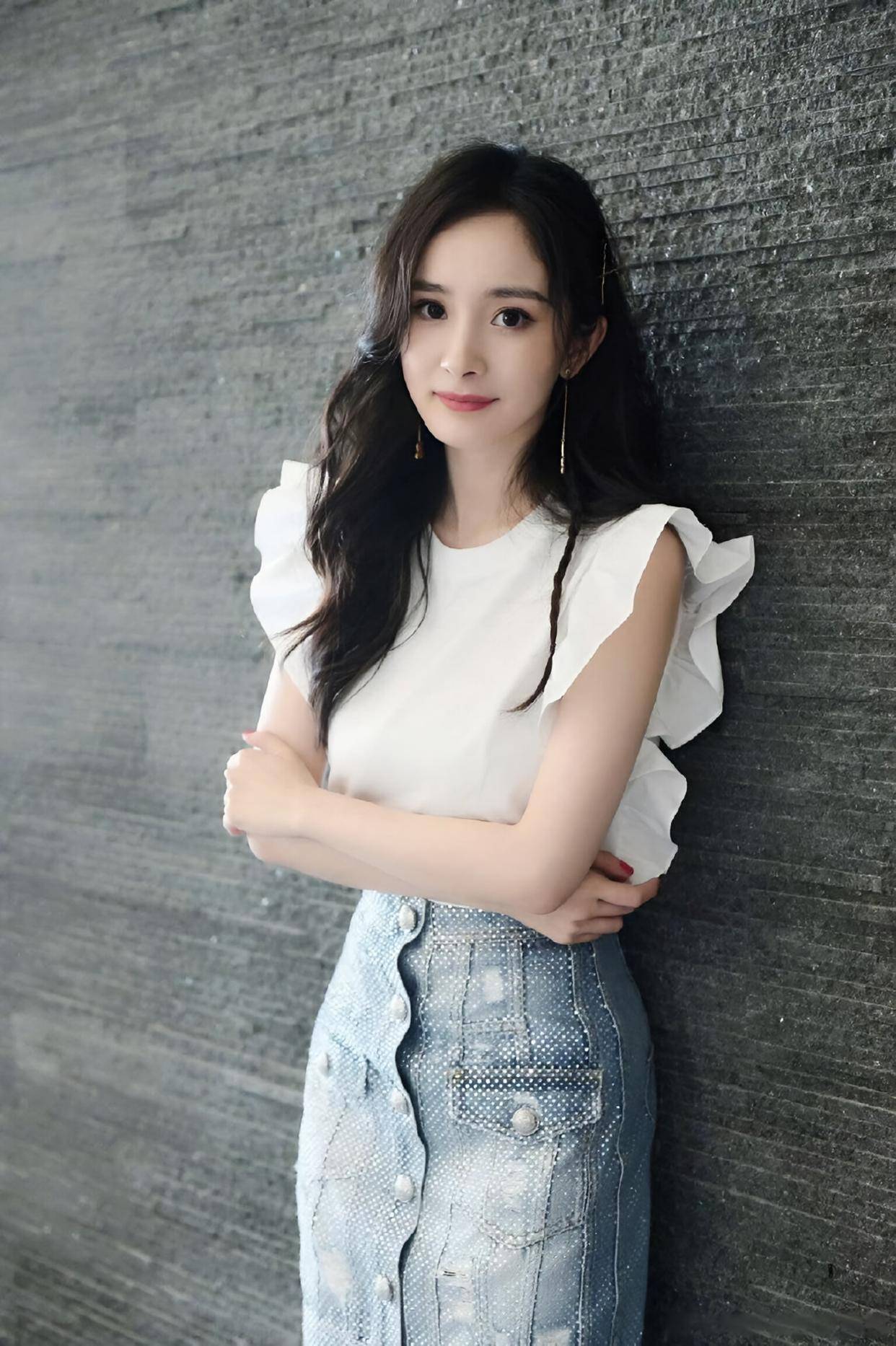 杨幂牛仔裙搭荷叶边上衣，38 岁甜度超标，状态碾压少女-1