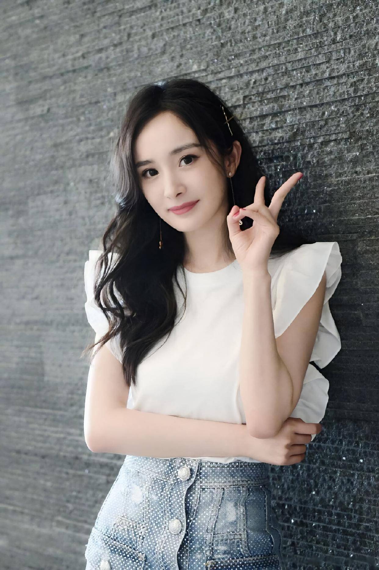 杨幂牛仔裙搭荷叶边上衣，38 岁甜度超标，状态碾压少女-2