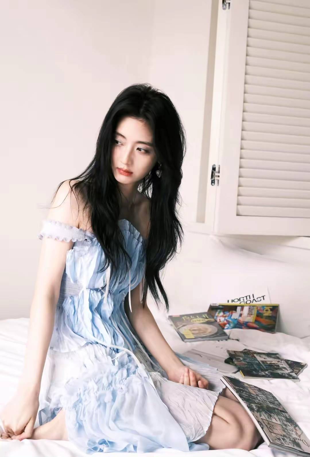 戚砚笛居家大片杀疯了!躺床翻书露长腿,松弛感绝了!-6 戚砚笛居家大片杀疯了!躺床翻书露长腿,松弛感绝了!