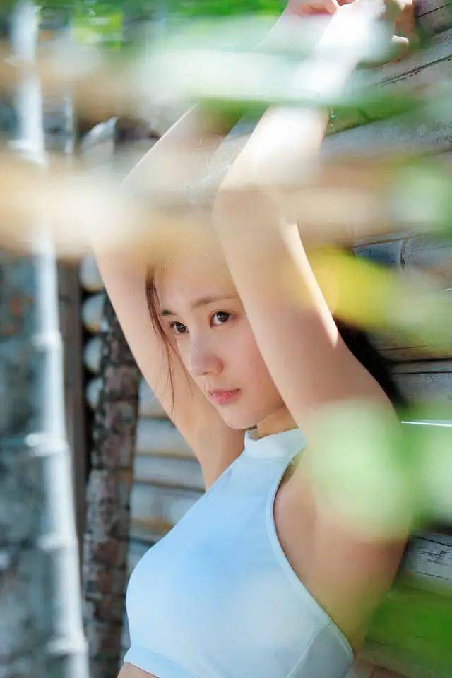 李一桐晒最新夏季写真，可爱泳装和性感御姐你喜欢哪款-1