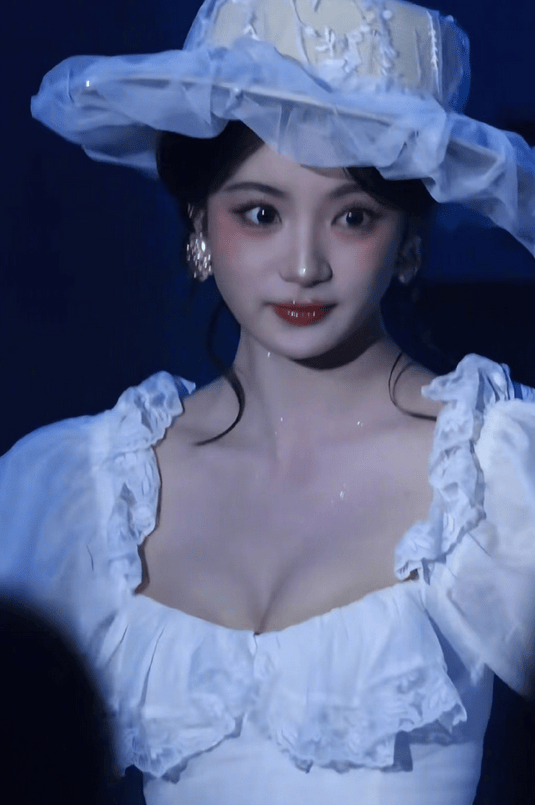 看得出张雅钦是真公主！肤白貌美露出事业线性感撩人