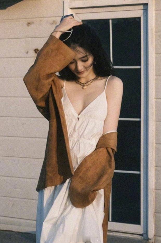 徐璐深V白裙配麂皮外套身材曼妙，美式休闲风展性感优雅-1