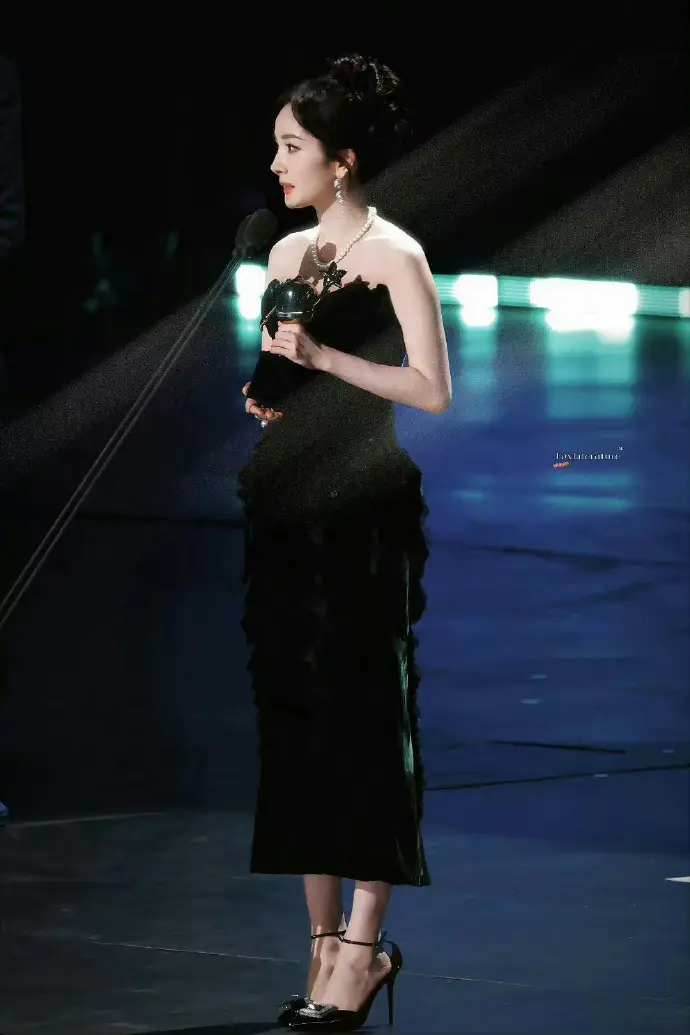 杨幂黑裙杀封神！30+女性的丝绒战袍，教你用「大人感穿搭」赢很大