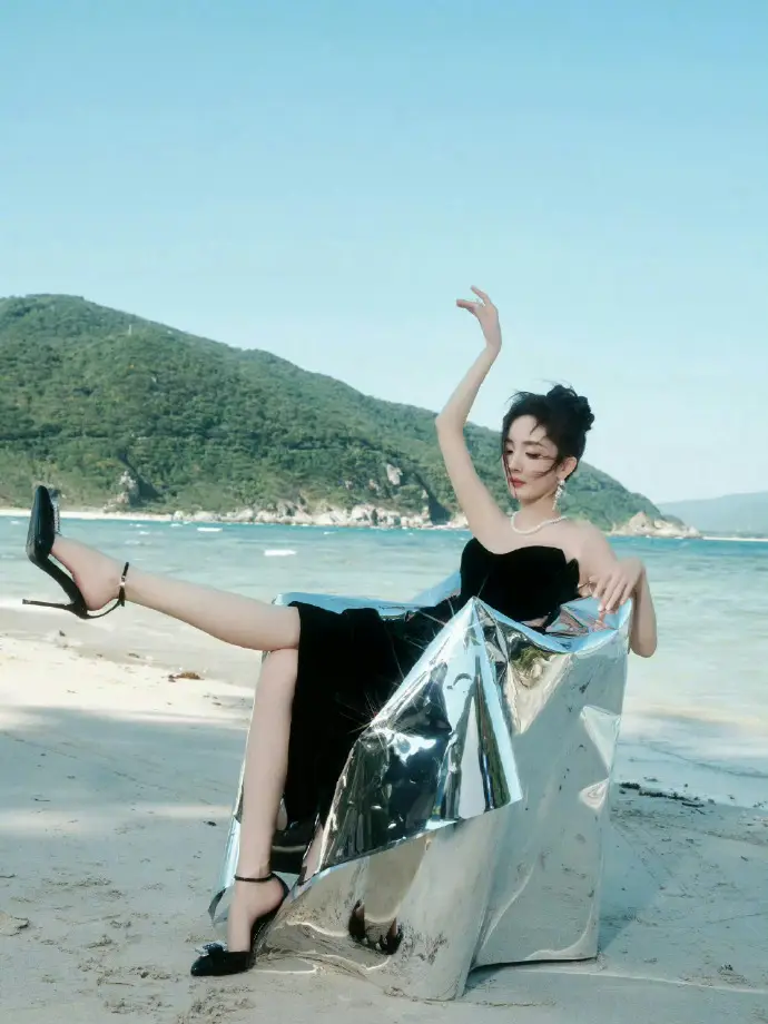 杨幂黑裙杀封神！30+女性的丝绒战袍，教你用「大人感穿搭」赢很大