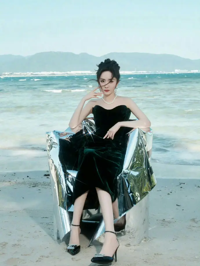 杨幂黑裙杀封神！30+女性的丝绒战袍，教你用「大人感穿搭」赢很大