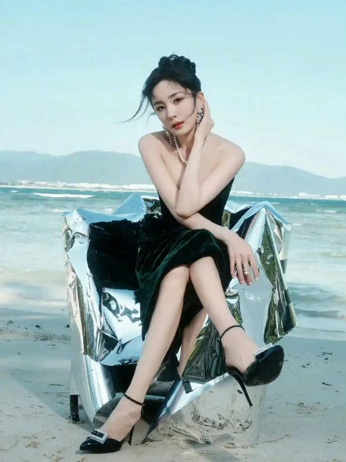 杨幂黑裙杀封神！30+女性的丝绒战袍，教你用「大人感穿搭」赢很大