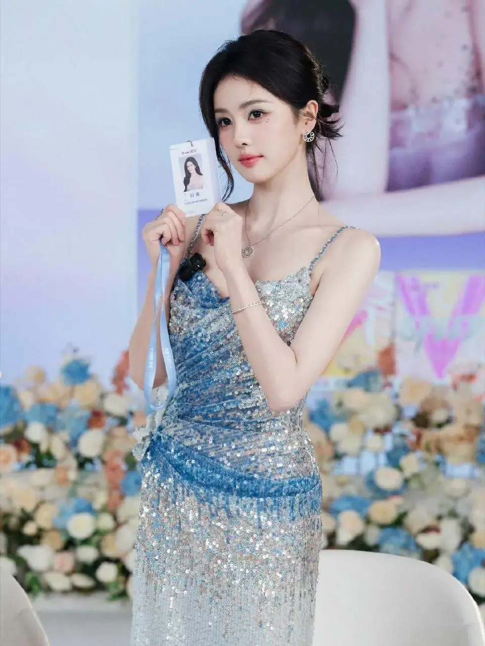 白鹿人鱼裙杀疯了!31岁穿亮片的正确姿势,这篇全是干货