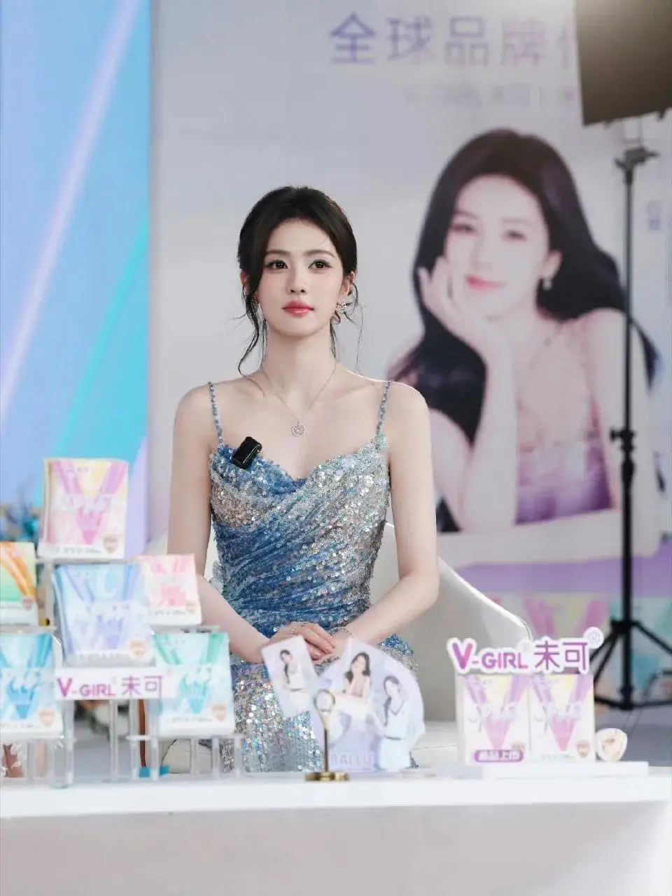 白鹿人鱼裙杀疯了！31岁穿亮片的正确姿势，这篇全是干货