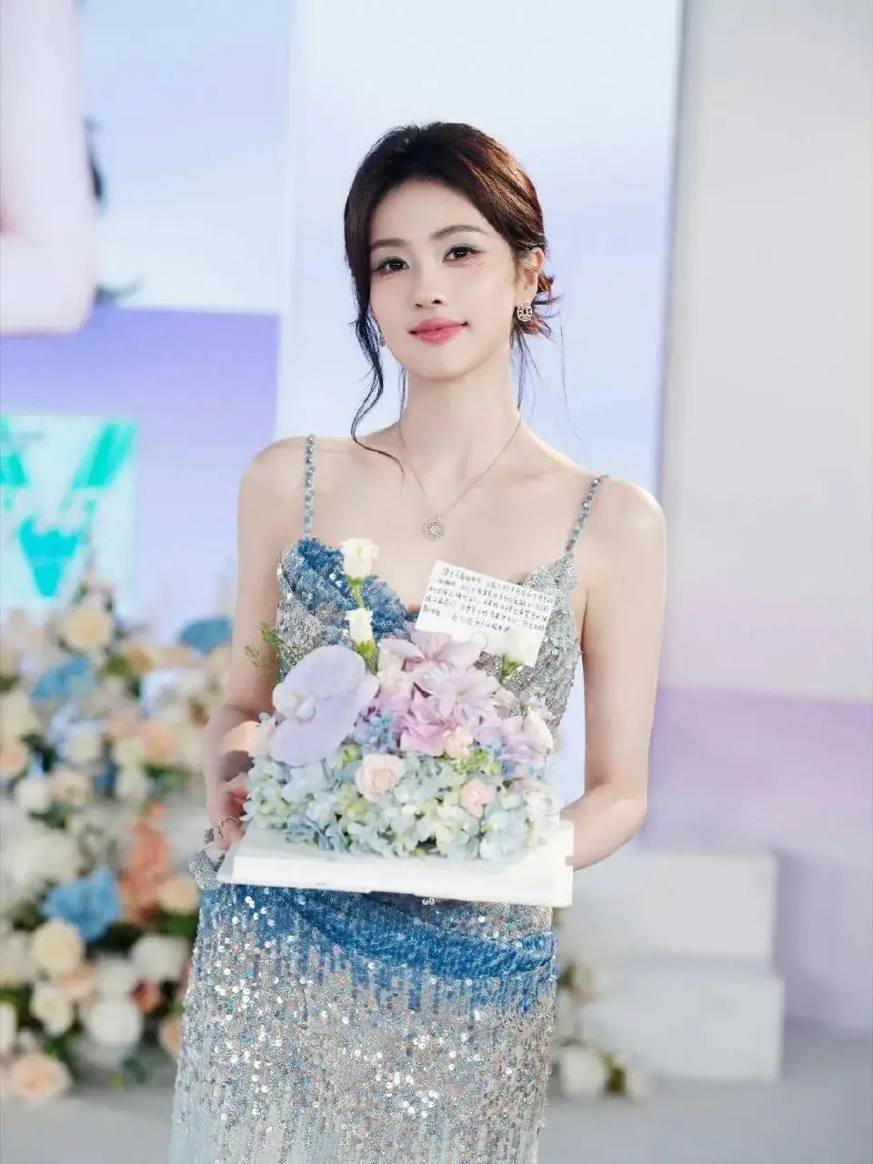 白鹿人鱼裙杀疯了!31岁穿亮片的正确姿势,这篇全是干货