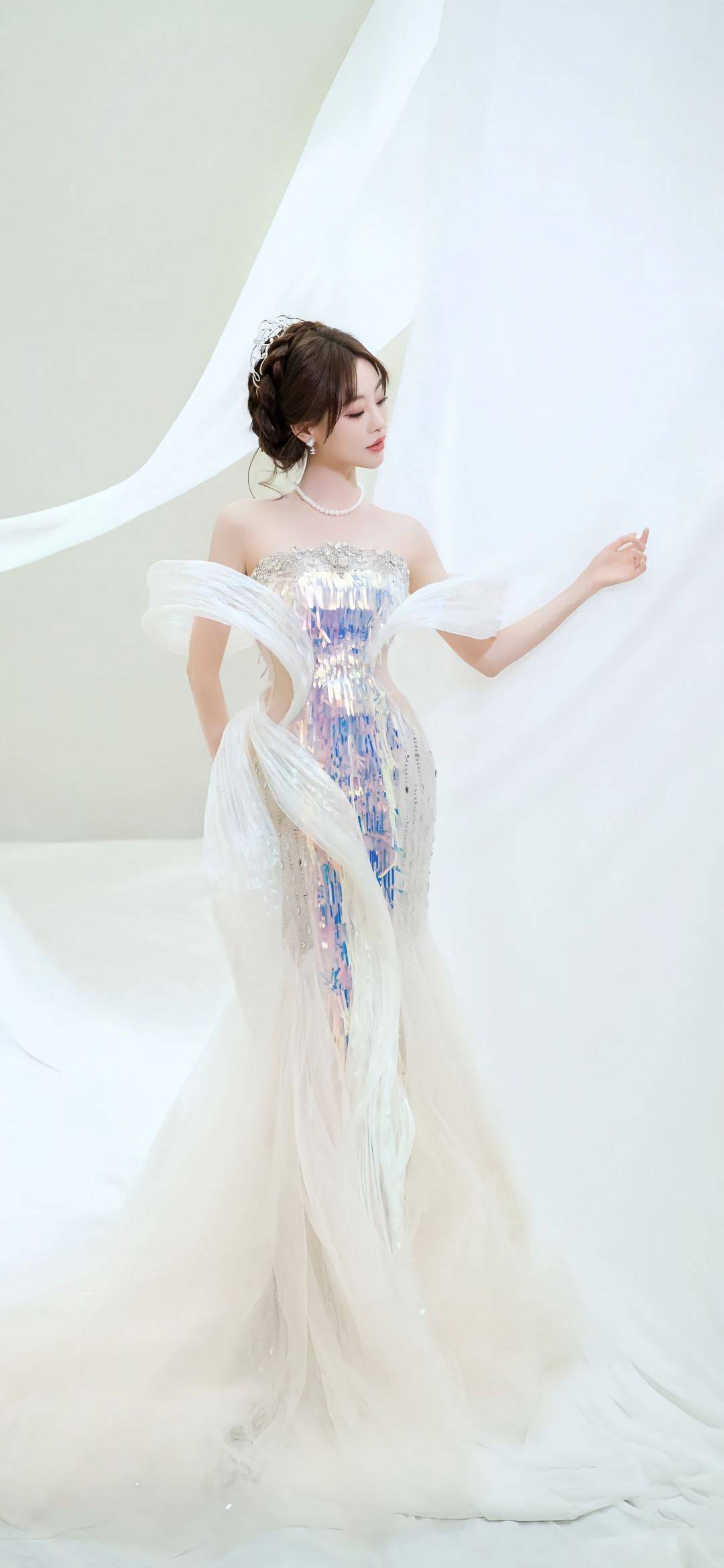 祝绪丹沙漏腰炸场！抹胸人鱼裙搭配仙纱，把 Graceful Fashion 穿成范本-3