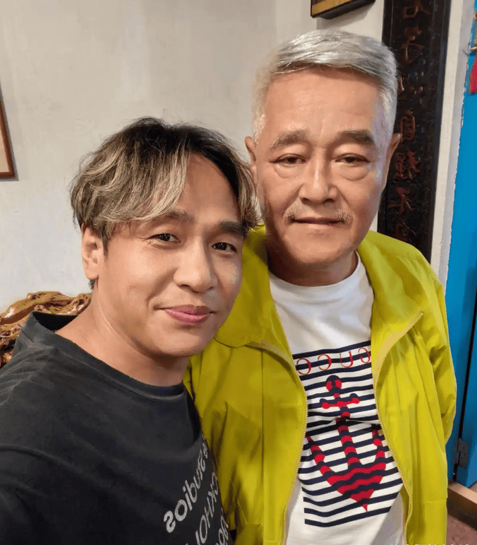 67岁赵本山近照曝光！昔日小品王头发全白老得不敢认-1